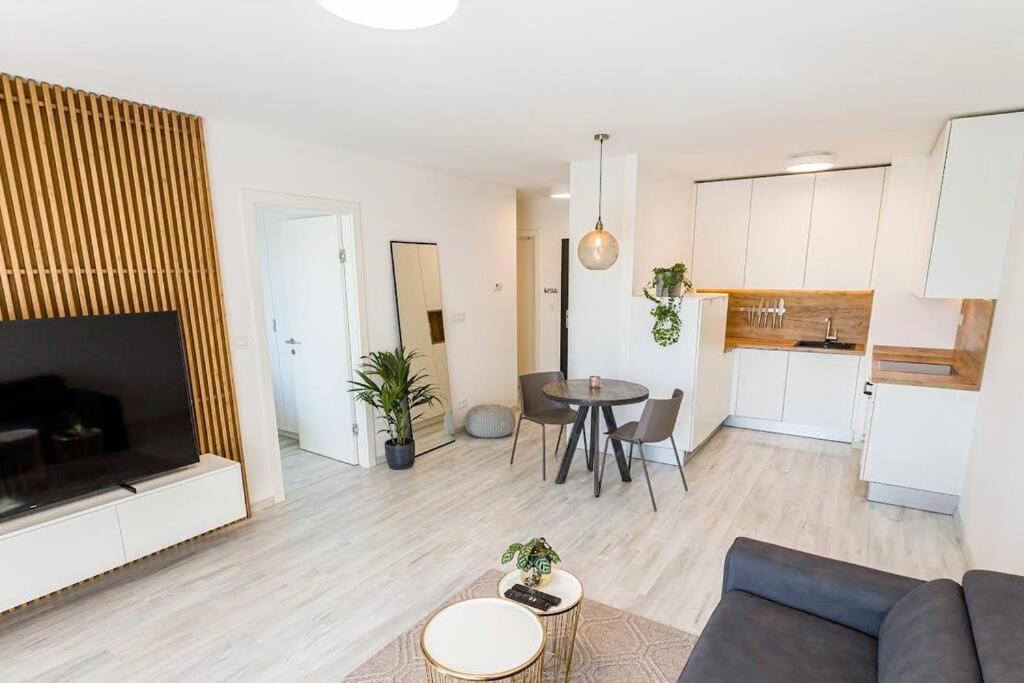 Urban Apartment With Possibility Of Parking Bratislava Esterno foto