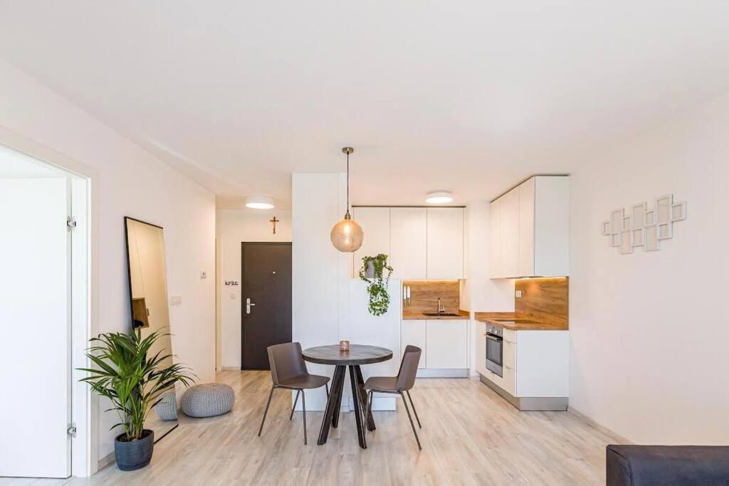 Urban Apartment With Possibility Of Parking Bratislava Esterno foto