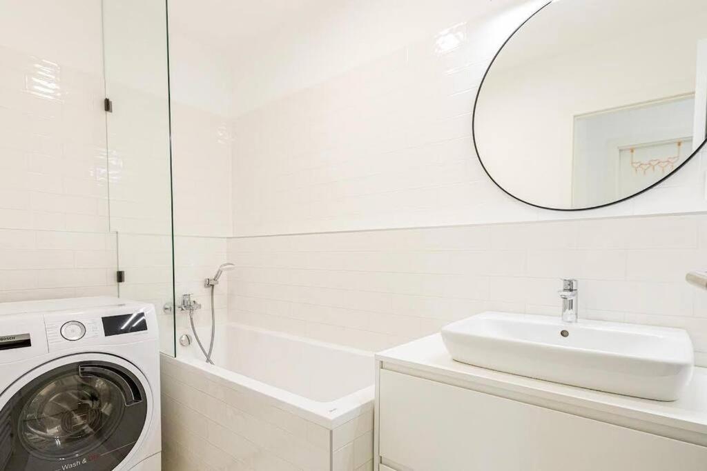 Urban Apartment With Possibility Of Parking Bratislava Esterno foto